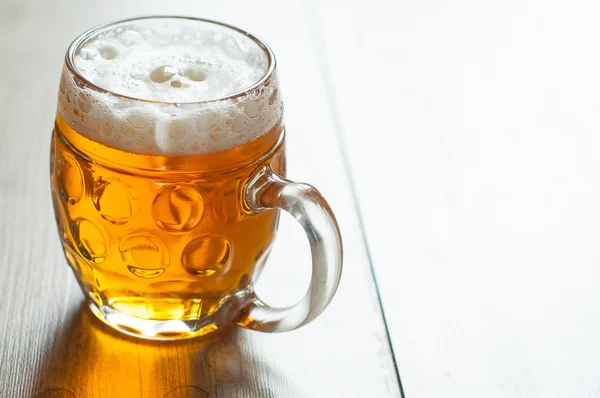 Τσεχική μπύρα στο ποτήρι σε vintage φόντο — Φωτογραφία Αρχείου