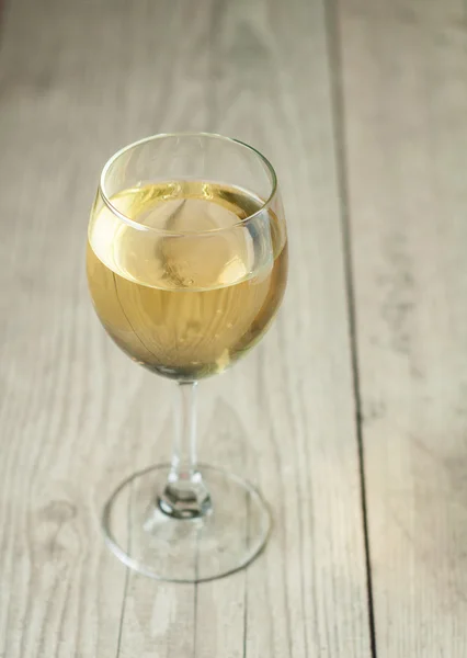 Weißwein im Glas auf Vintage-Hintergrund — Stockfoto