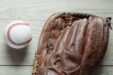 Eski ve yıpranmış kullanılan deri beyzbol spor eldiven yaşlı üzerinde