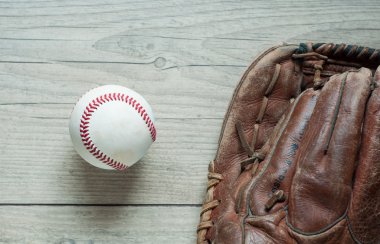 Eski ve yıpranmış kullanılan deri beyzbol spor eldiven yaşlı üzerinde