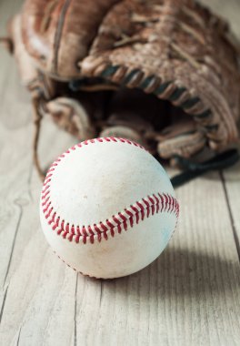 Eski ve yıpranmış kullanılan deri beyzbol spor eldiven yaşlı üzerinde