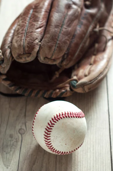 Gamla och slitna begagnade baseball sport läderhandske över åldern — Stockfoto