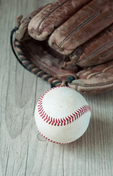 Luva de esporte de beisebol de couro usado velho e usado sobre envelhecido — Fotografia de Stock