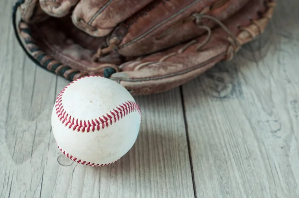 Régi és kopott, használt bőr baseball sport kesztyű év felett — Stock Fotó