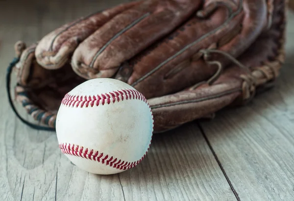 Luva de esporte de beisebol de couro usado velho e usado sobre envelhecido — Fotografia de Stock