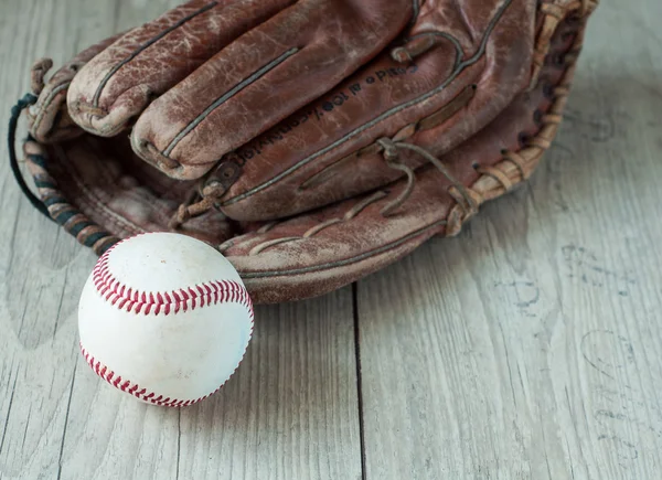 Старі і носяться шкіряні бейсбольні спортивні рукавички у віці — стокове фото