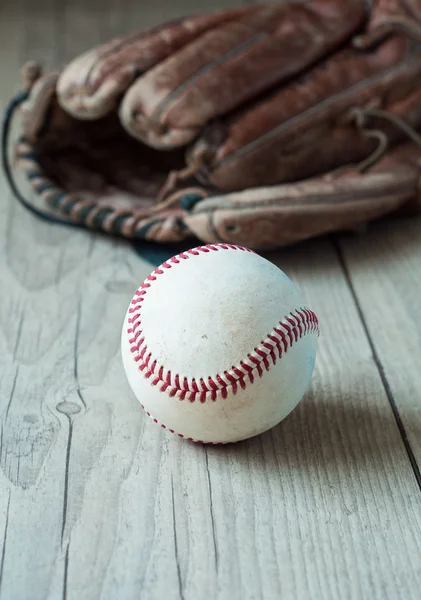 Régi és kopott, használt bőr baseball sport kesztyű év felett — Stock Fotó