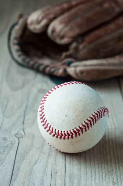 Luva de esporte de beisebol de couro usado velho e usado sobre envelhecido — Fotografia de Stock