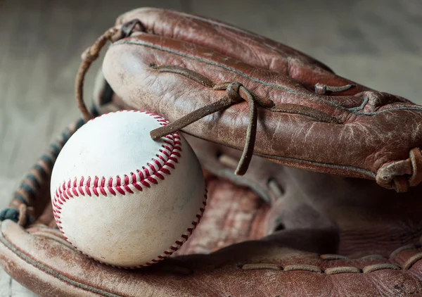 Guante deportivo de béisbol de cuero usado viejo y usado sobre envejecido — Foto de Stock