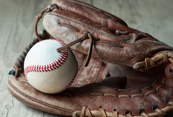 Luva de esporte de beisebol de couro usado velho e usado sobre envelhecido — Fotografia de Stock