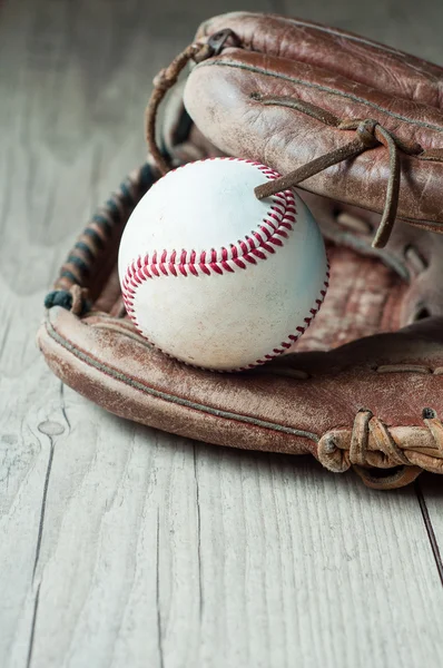 Oude en versleten gebruikte lederen honkbal sport handschoen over leeftijd — Stockfoto