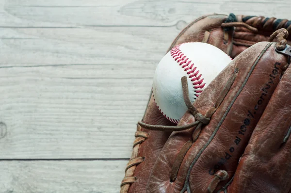 Luva de esporte de beisebol de couro usado velho e usado sobre envelhecido — Fotografia de Stock