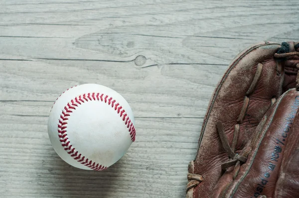 Старая и изношенная кожаная бейсбольная перчатка — стоковое фото