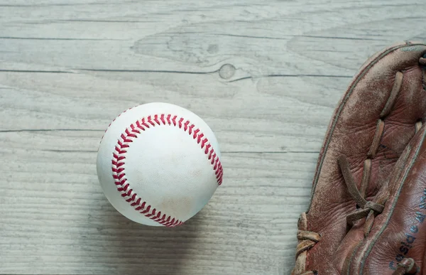 Luva de esporte de beisebol de couro usado velho e usado sobre envelhecido — Fotografia de Stock