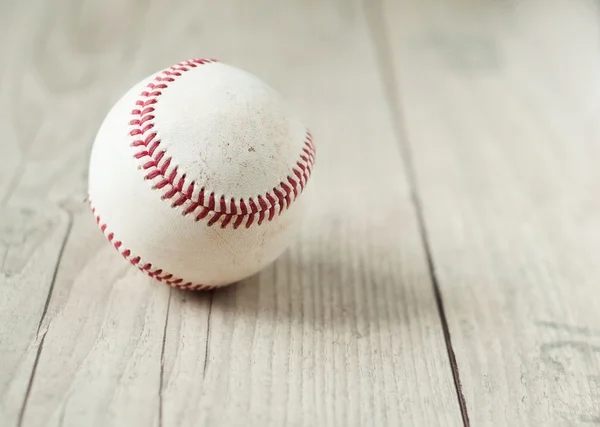 Vecchia palla da baseball su sfondo di legno e molto primo piano — Foto Stock