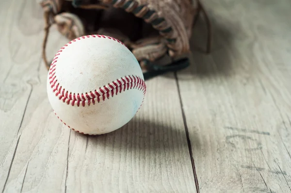 Régi és kopott, használt bőr baseball sport kesztyű év felett — Stock Fotó