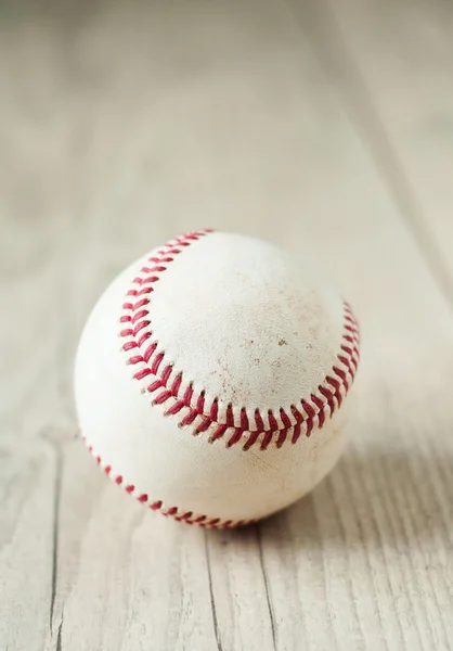 Stary baseball na drewniane tła i bardzo zbliżenie — Zdjęcie stockowe