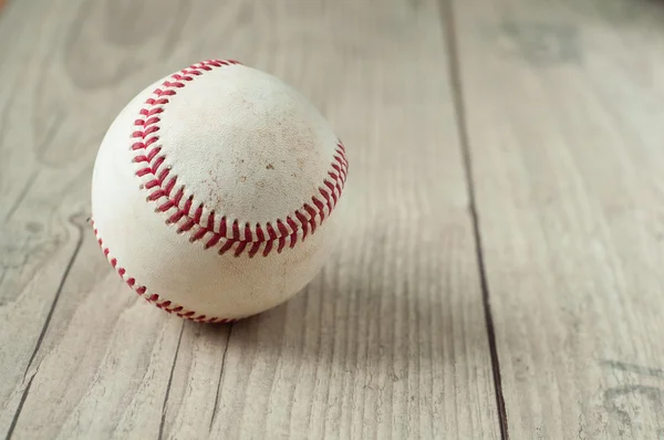 Vecchia palla da baseball su sfondo di legno e molto primo piano — Foto Stock