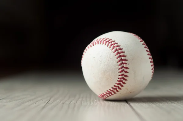 Oude Honkbal op houten achtergrond en zeer close-up — Stockfoto