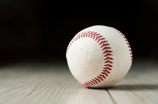 Oude Honkbal op houten achtergrond en zeer close-up — Stockfoto