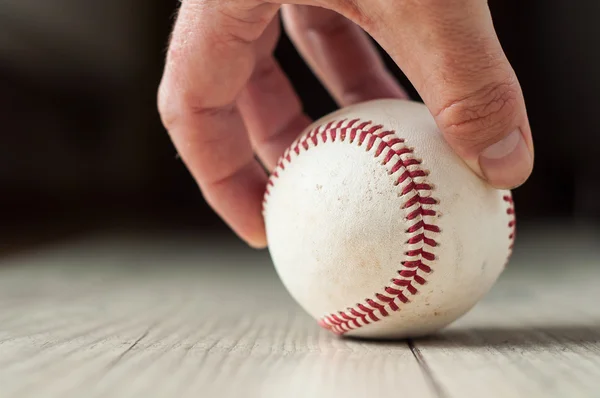 Beisebol velho em fundo de madeira e altamente close-up — Fotografia de Stock