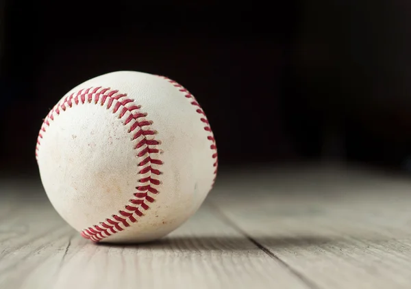 Vecchia palla da baseball su sfondo di legno e molto primo piano — Foto Stock