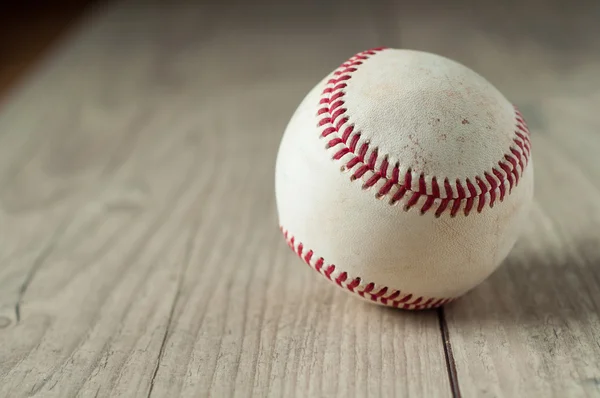 Vecchia palla da baseball su sfondo di legno e molto primo piano — Foto Stock