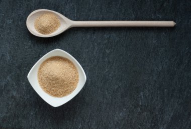 Beyaz kase kahverengi şeker kamışı 