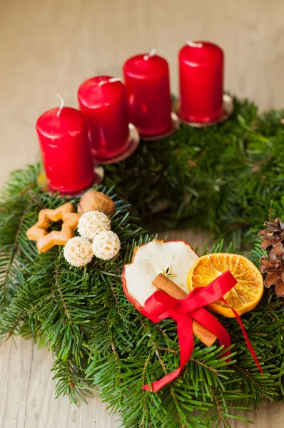 Komstkroon met rode kaarsen voor de pre Christmas time — Stockfoto