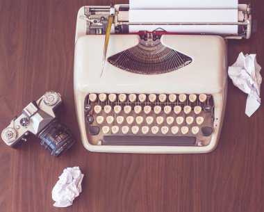 eski bir daktilo ile kahve ve eski fotoğraf makinesi eski ahşap tablo