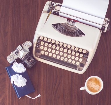 eski bir daktilo ile kahve ve eski fotoğraf makinesi eski ahşap tablo