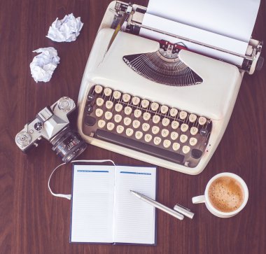 eski bir daktilo ile kahve ve eski fotoğraf makinesi eski ahşap tablo