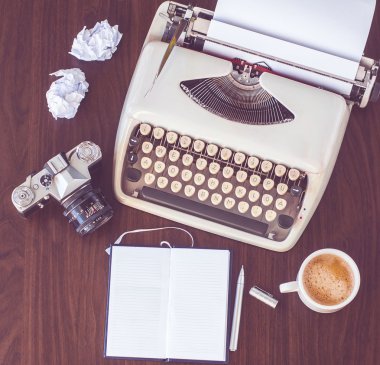 eski bir daktilo ile kahve ve eski fotoğraf makinesi eski ahşap tablo