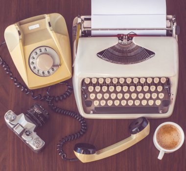 eski bir daktilo ile kahve ve eski fotoğraf makinesi eski ahşap tablo