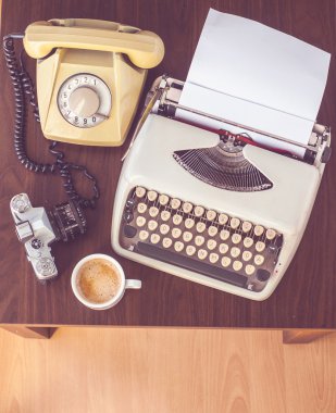 eski bir daktilo ile kahve ve eski fotoğraf makinesi eski ahşap tablo