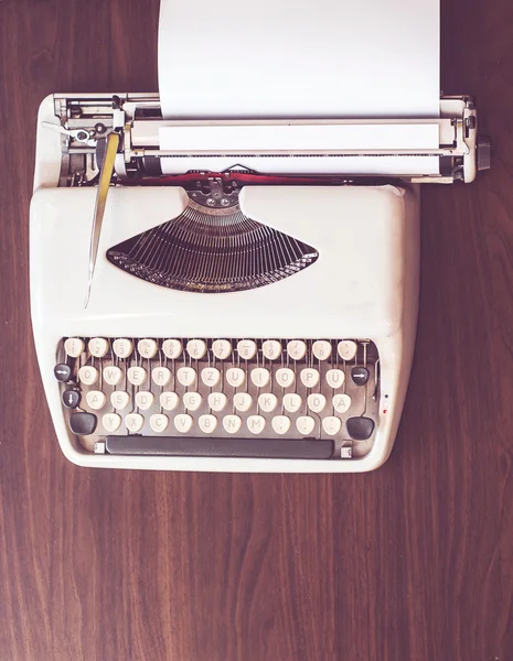 Une vieille machine à écrire sur une vieille table en bois avec café et vieil appareil photo — Photo