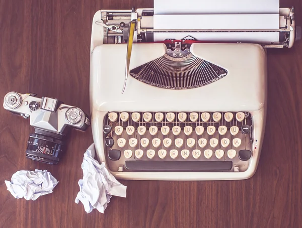 Une vieille machine à écrire sur une vieille table en bois avec café et vieil appareil photo — Photo