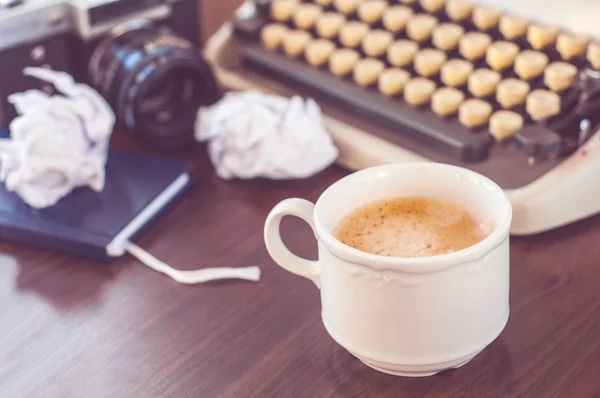 Une vieille machine à écrire sur une vieille table en bois avec café et vieil appareil photo — Photo