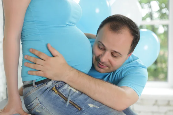 Fiatal vonzó pár: terhes anya és boldog apa — Stock Fotó