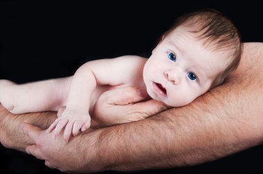 Babalar ellerinde yeni doğan bebek
