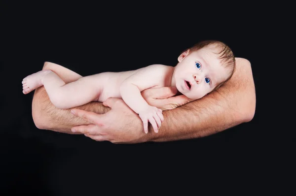 Babalar ellerinde yeni doğan bebek — Stok fotoğraf