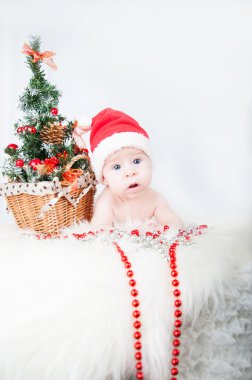 Noel Baba'nın şapkalı bir Noel ağacın arkasına ile şirin bebek