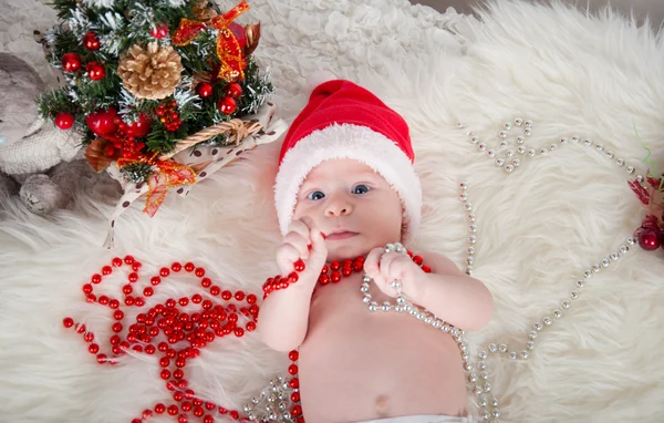 Bébé mignon dans le chapeau du Père Noël — Photo