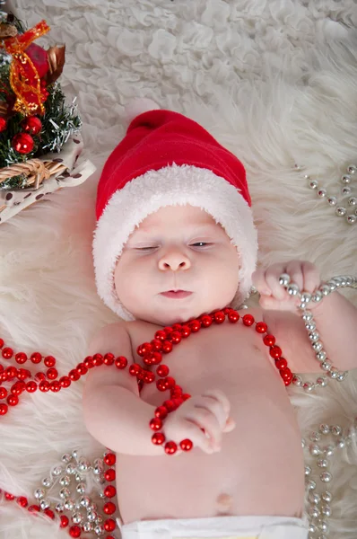 Χαριτωμένο μωρό στο καπέλο του Αϊ-Βασίλη — Φωτογραφία Αρχείου
