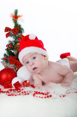 Noel Baba'nın şapkalı bir Noel ağacın arkasına ile şirin bebek