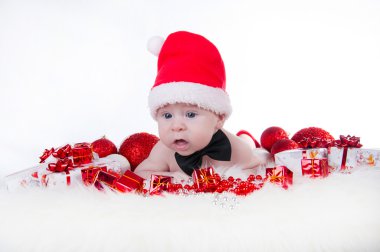 Noel Baba'nın şapka ve siyah papyon Noel ağacının yakınında şirin bebek