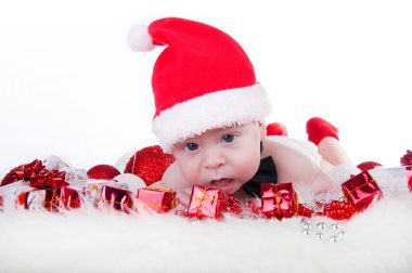 Noel Baba'nın şapka ve siyah papyon Noel ağacının yakınında şirin bebek