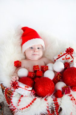 Şirin bir sepet yatan Santa bebeğim