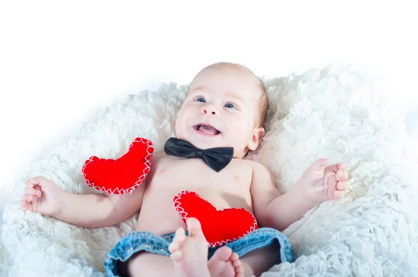 Piękny chłopczyk w muszka i z czerwonym sercem — Zdjęcie stockowe