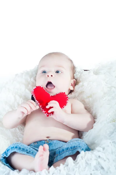 Pequeño niño hermoso en pajarita y con corazón rojo — Foto de Stock